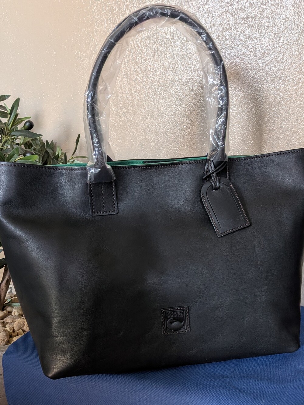 NWT! Dooney & Bourke Medium Russel Florentine Leather Tote in BLACK